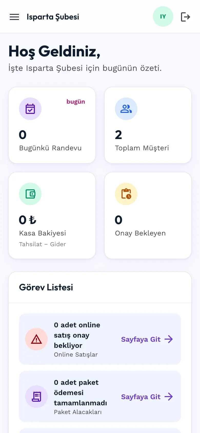 Planlio yönetim panelinin telefondaki genel bakış ekranı: üstte şube adı ve menü düğmesi, altında bugünkü randevu, toplam müşteri, kasa bakiyesi ve onay bekleyen kartları, en altta görev listesi.