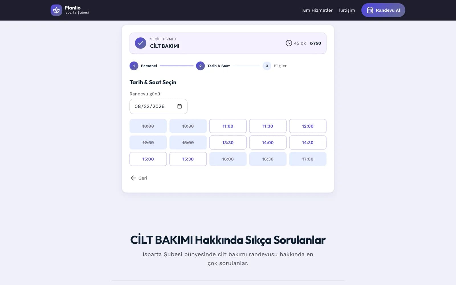 Planlio ile oluşturulan işletme sayfasındaki online randevu sihirbazının tarih ve saat adımı: seçili hizmet özeti, adım göstergesi, gün seçici ve dolu saatlerin üzeri çizili olduğu boş saat ızgarası.